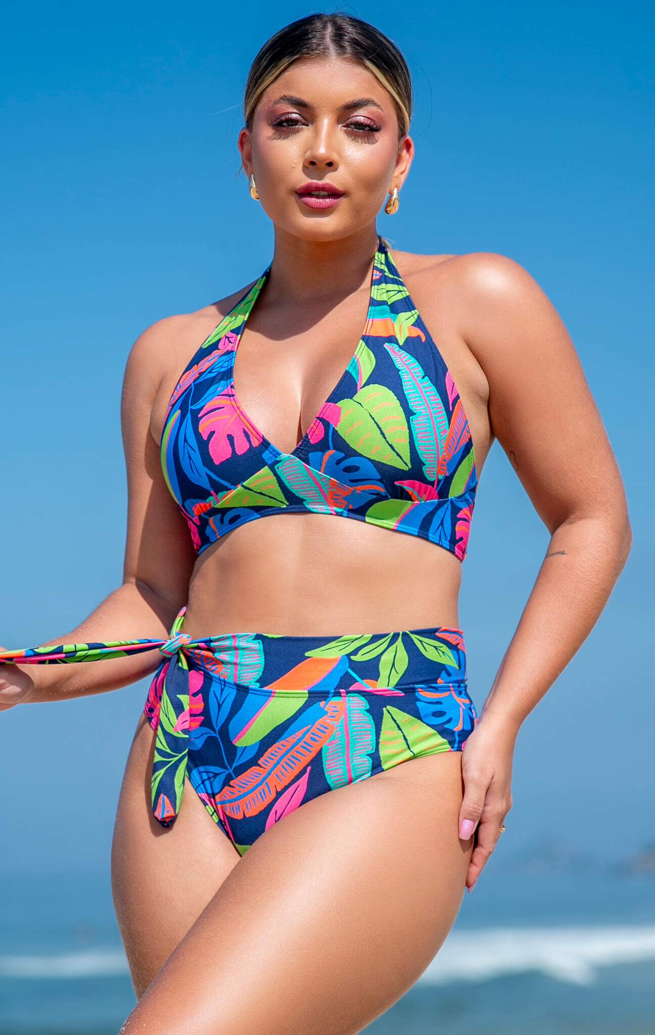 Conjunto Biquíni Bojo Removível e Hot Pants Laço Louis a partir de R GRISFIT