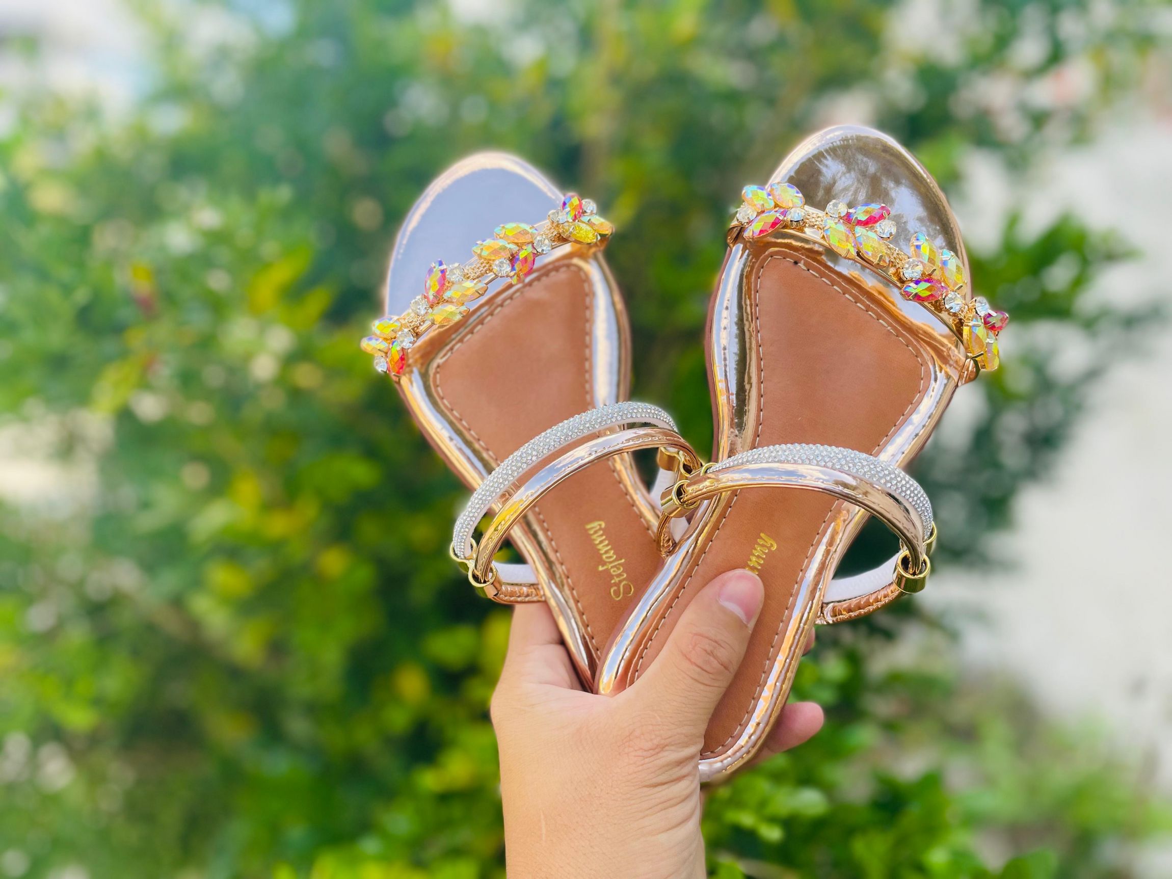 Sandália Feminina Rasteira Metalizada com Pedraria 2517 Bronze