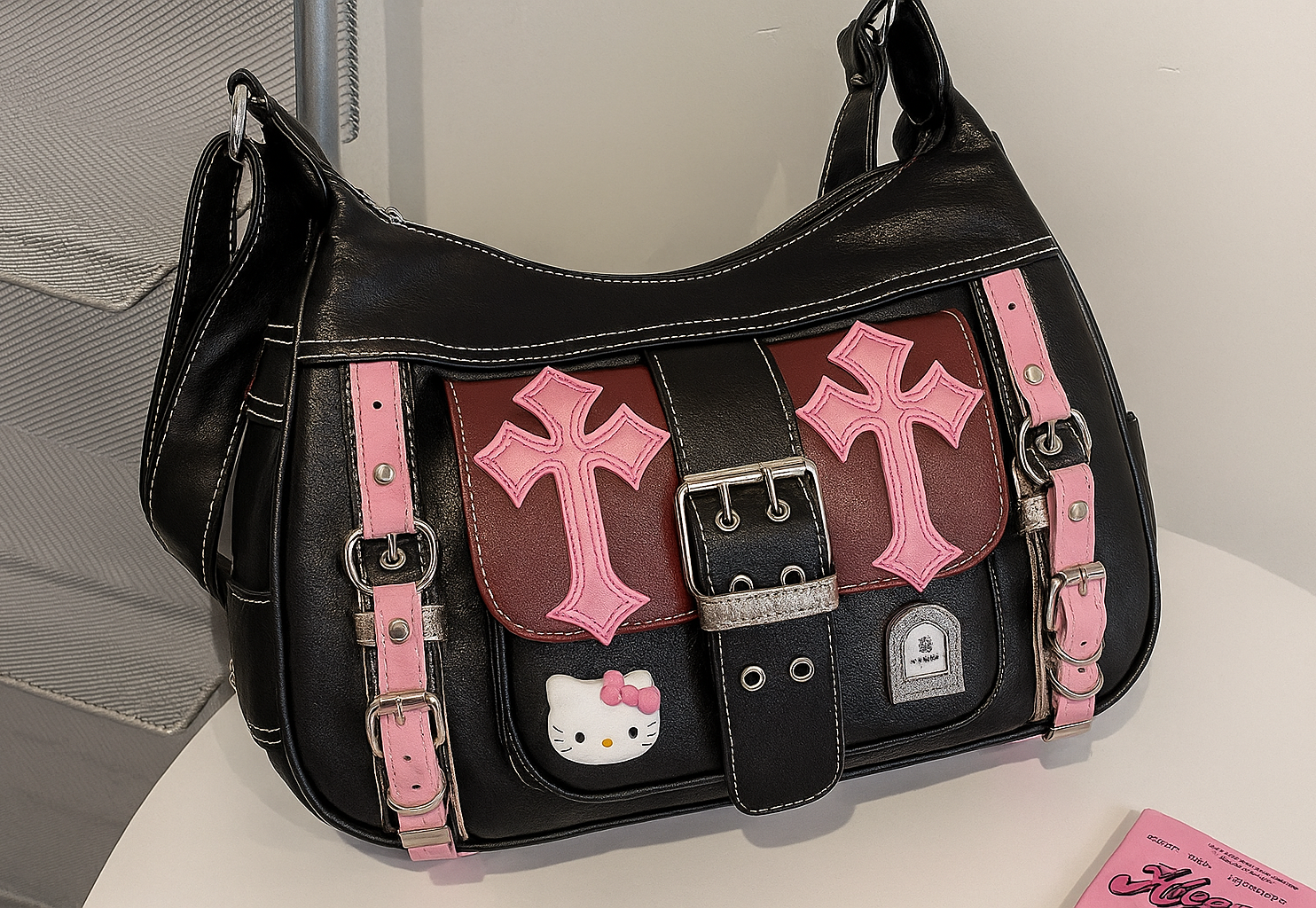Bolsa Gótica Feminina Preta com Cruz Pink - a partir de R$170,90