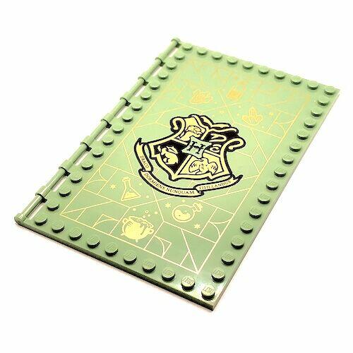 Lego Plate 10x16 c/ Encaixes na Lateral e logo de Hogwarts - Verde Areia (Sand Green) - PN 69934 / 73857 / CN 6329370