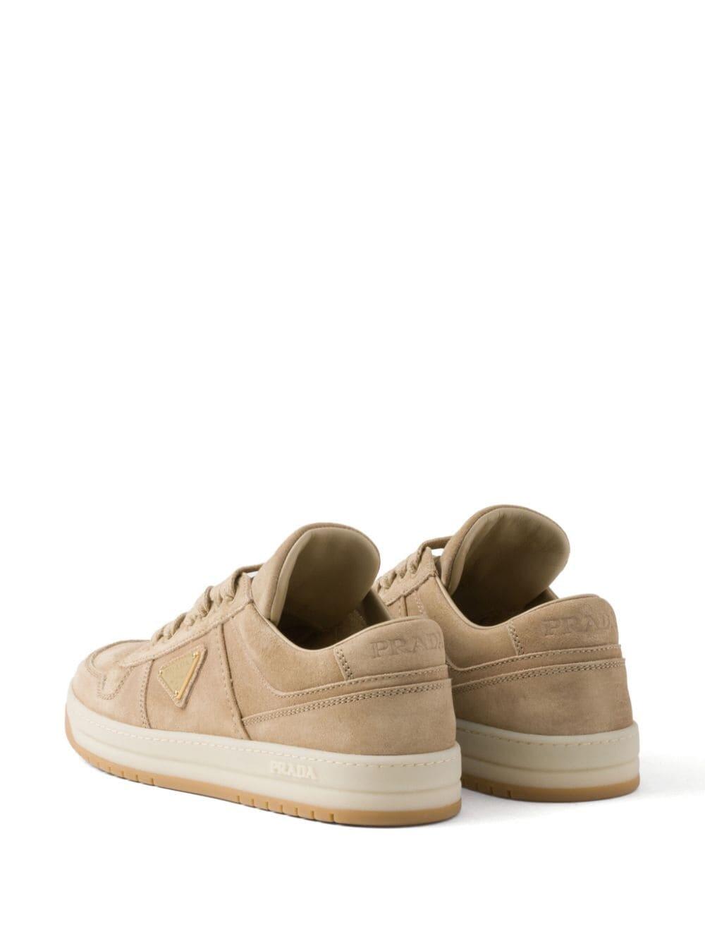 靴 prada sand beige lace up suede sneaker Comprar Prada Tênis Downtown de camurça bege amêndoa - R$2.850,00