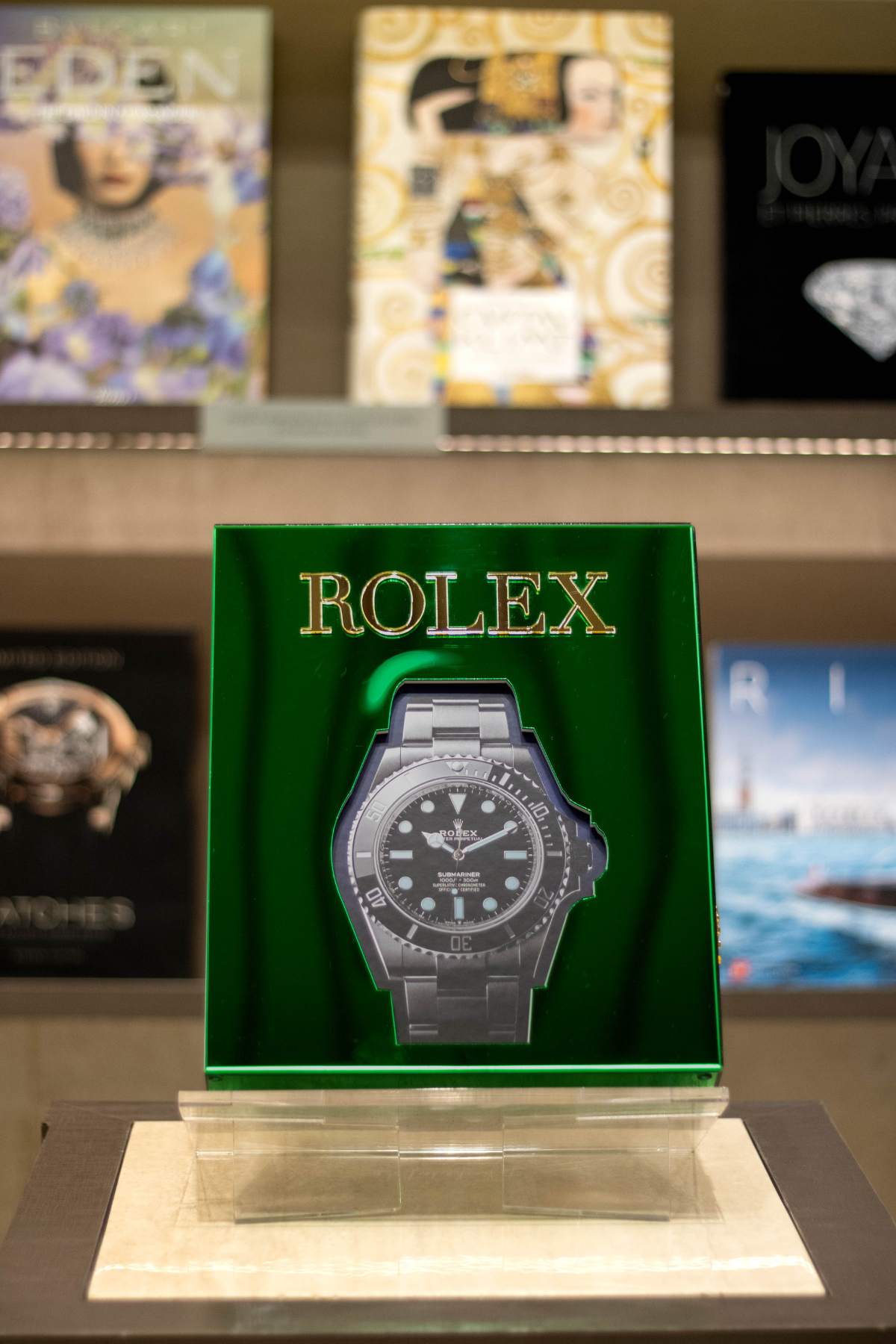 OYSTER PERPETUAL SUBMARINER 本 Oyster Perpetual Submariner: The Watch That Unlocked the Deep