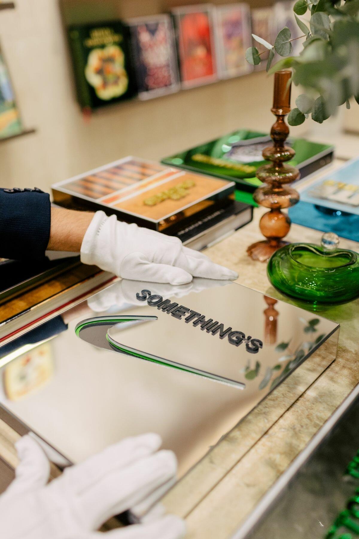 Comprar Virgil Abloh. Nike. ICONS - R$1.998,00 - La Touche de L'Art