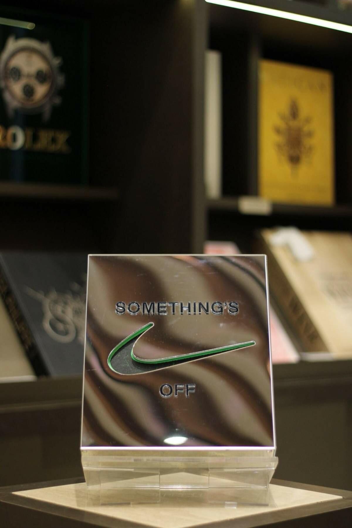 Comprar Virgil Abloh. Nike. ICONS - R$1.998,00 - La Touche de L'Art