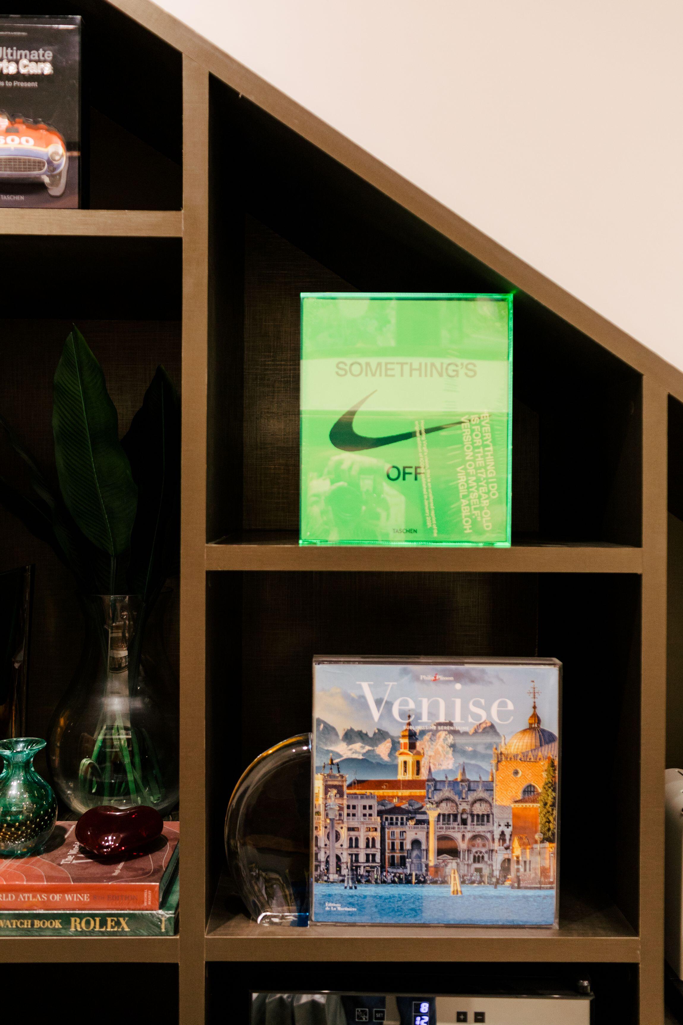 Comprar Virgil Abloh. Nike. ICONS - R$1.998,00