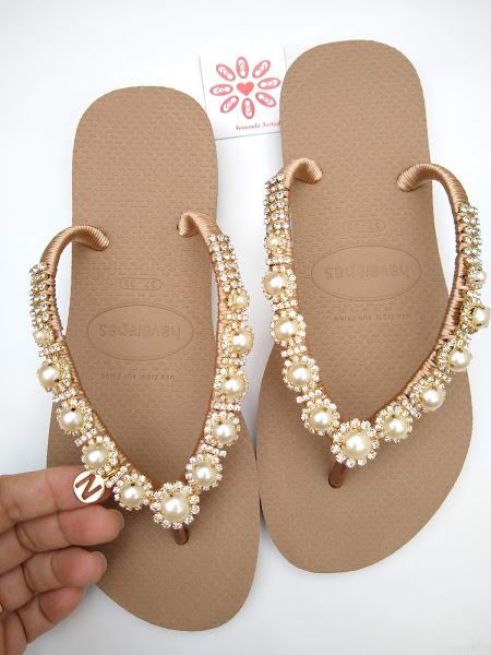 Chinelo slim rosê gold com pedraria de pérolas e pingente inicial