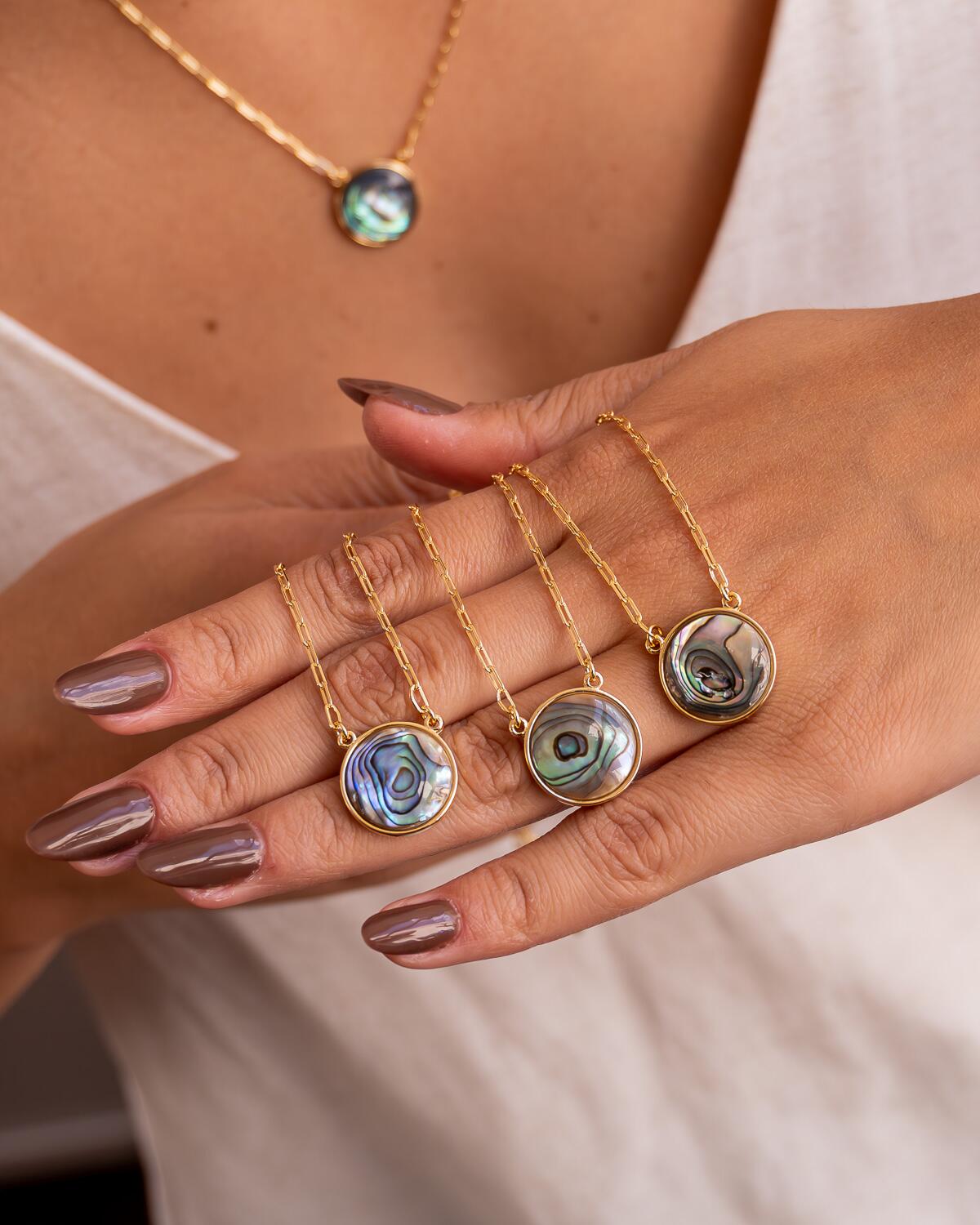 Comprar Colar Cartier com Pingente Redondo Abalone - R$48,45