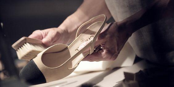 O lendário par de sapatos bicolor da Chanel tem 65 anos (e