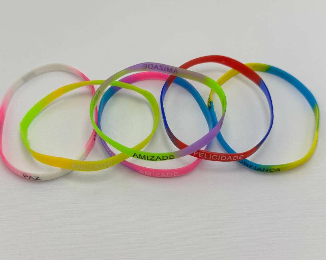 Pulseiras de silicone coloridas com frases variadas. Confortáveis e ...