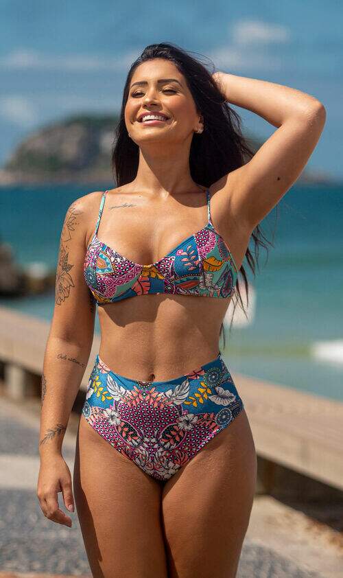 Conjunto Biquíni Meia Taça com Aro e Calcinha Hot Pants Estampado Chic