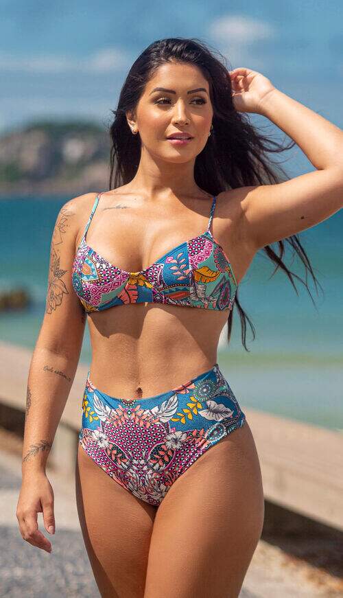 Conjunto Biquíni Meia Taça com Aro e Calcinha Hot Pants Estampado Chic