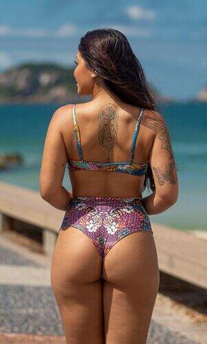 Conjunto Biquíni Meia Taça com Aro e Calcinha Hot Pants Estampado Chic