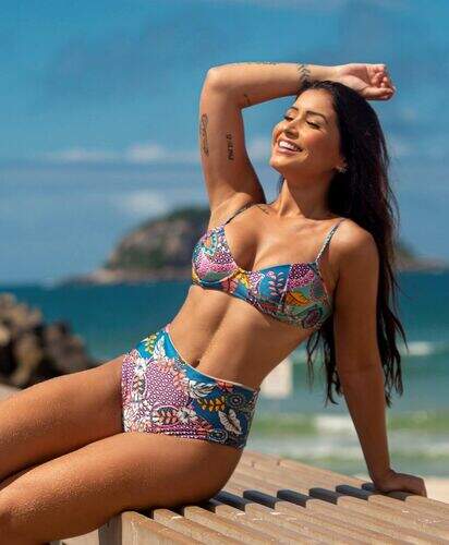 Conjunto Biquíni Meia Taça com Aro e Calcinha Hot Pants Estampado Chic