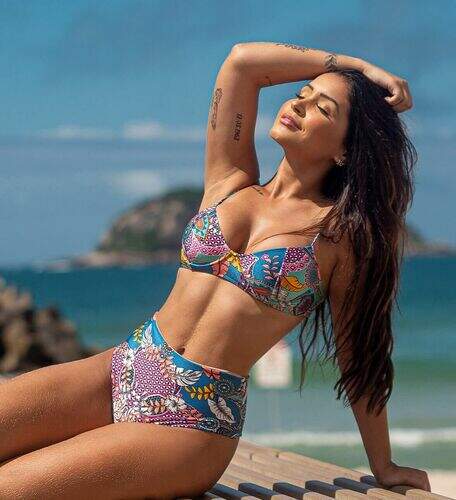 Conjunto Biquíni Meia Taça com Aro e Calcinha Hot Pants Estampado Chic