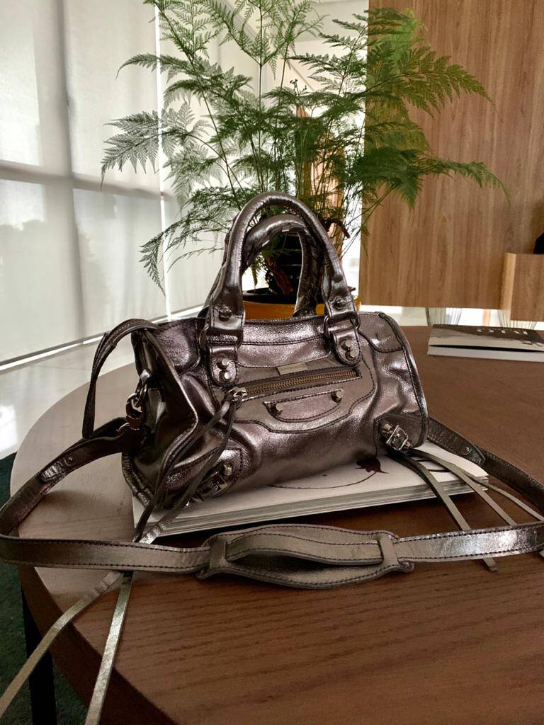 BOLSA MINI BARCELONA Bolsa pequena couro legítimo metalizado prateado