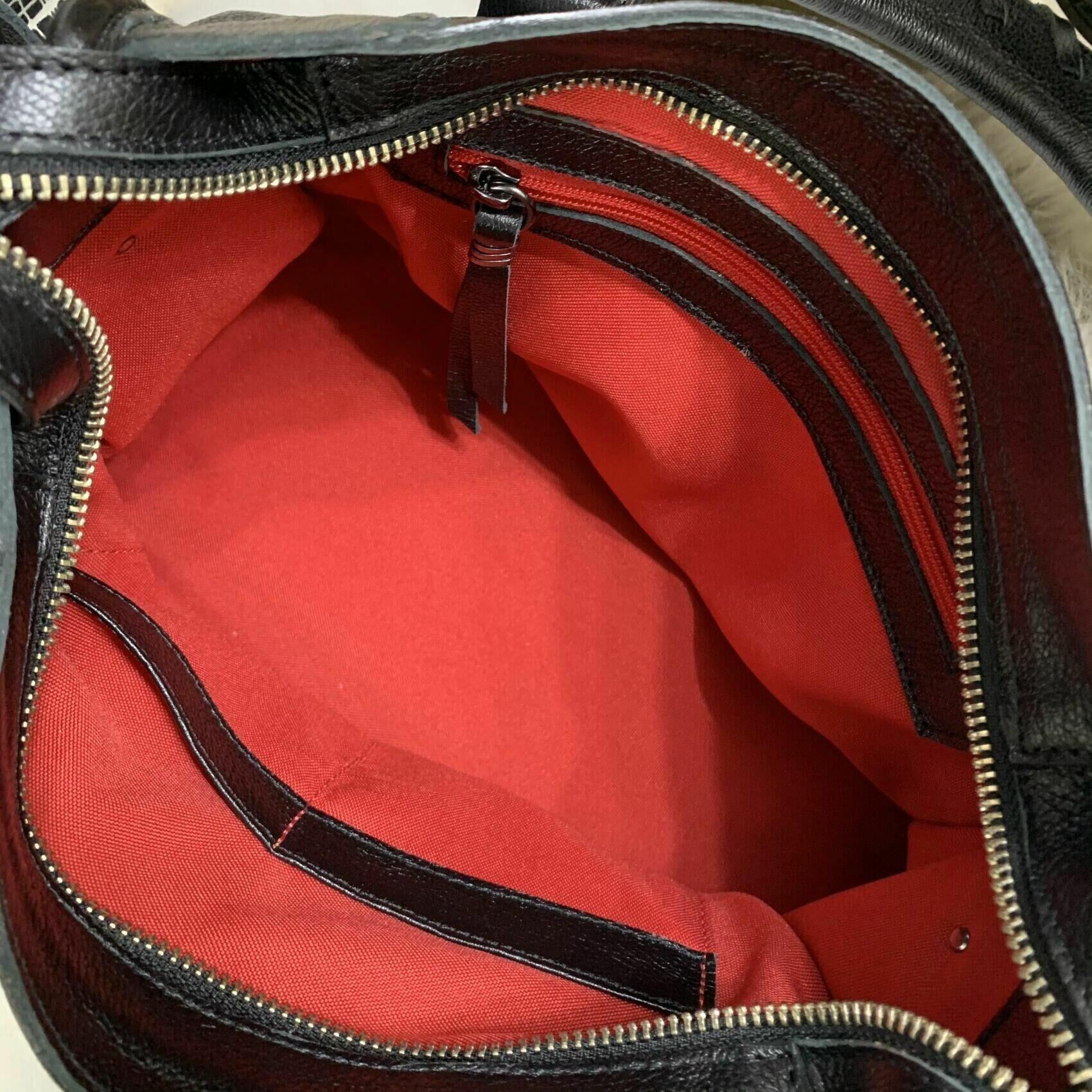 BOLSA BOLSA BARCELONA MÉDIA Bolsa média couro legítimo preta com metais prateados