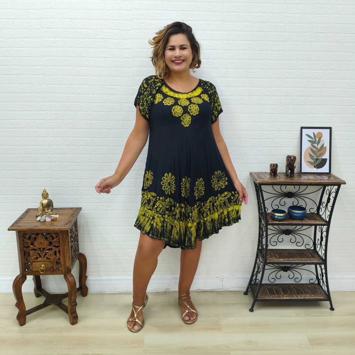 Vestido Trapézio Curto Manga Curta Batik e Bordado Plus Size