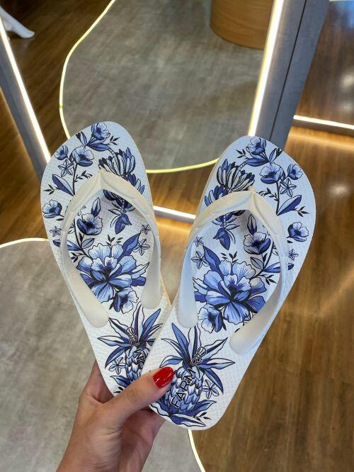 Comprar Chinelo Rasteiro Xilo Tropical Apé Farm - Ouseup