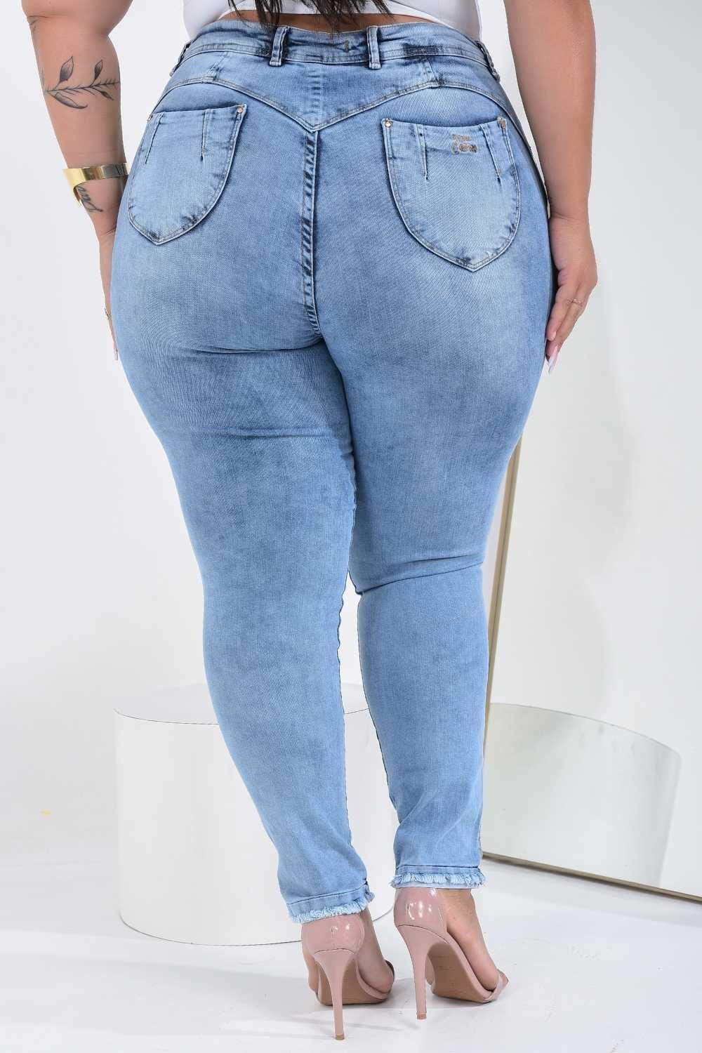 Calça Jeans Feminina Cigarrete Plus Size Cintura Média com Detalhes na Barra