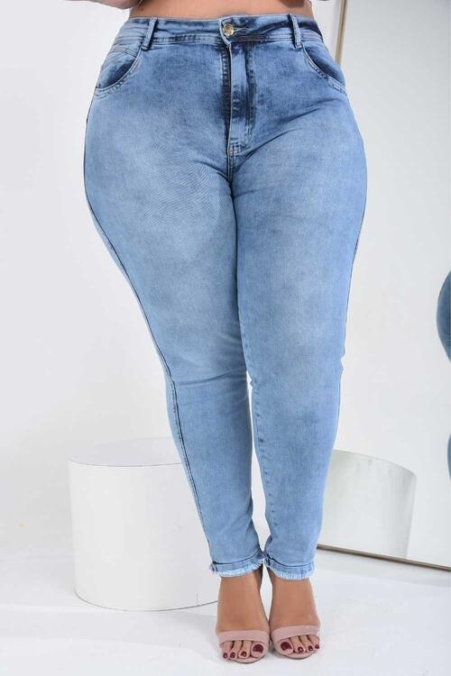 Calça Jeans Feminina Cigarrete Plus Size Cintura Média com Detalhes na Barra