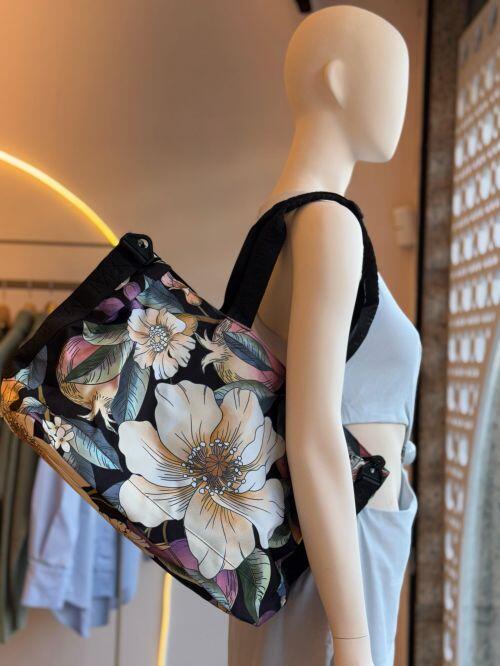 Comprar TOTEBAG FARM CARIOCA ROMANCE EM FLOR MARROM - Dani Becker Comprar TOTEBAG FARM CARIOCA ROMANCE EM FLOR MARROM - Dani Becker