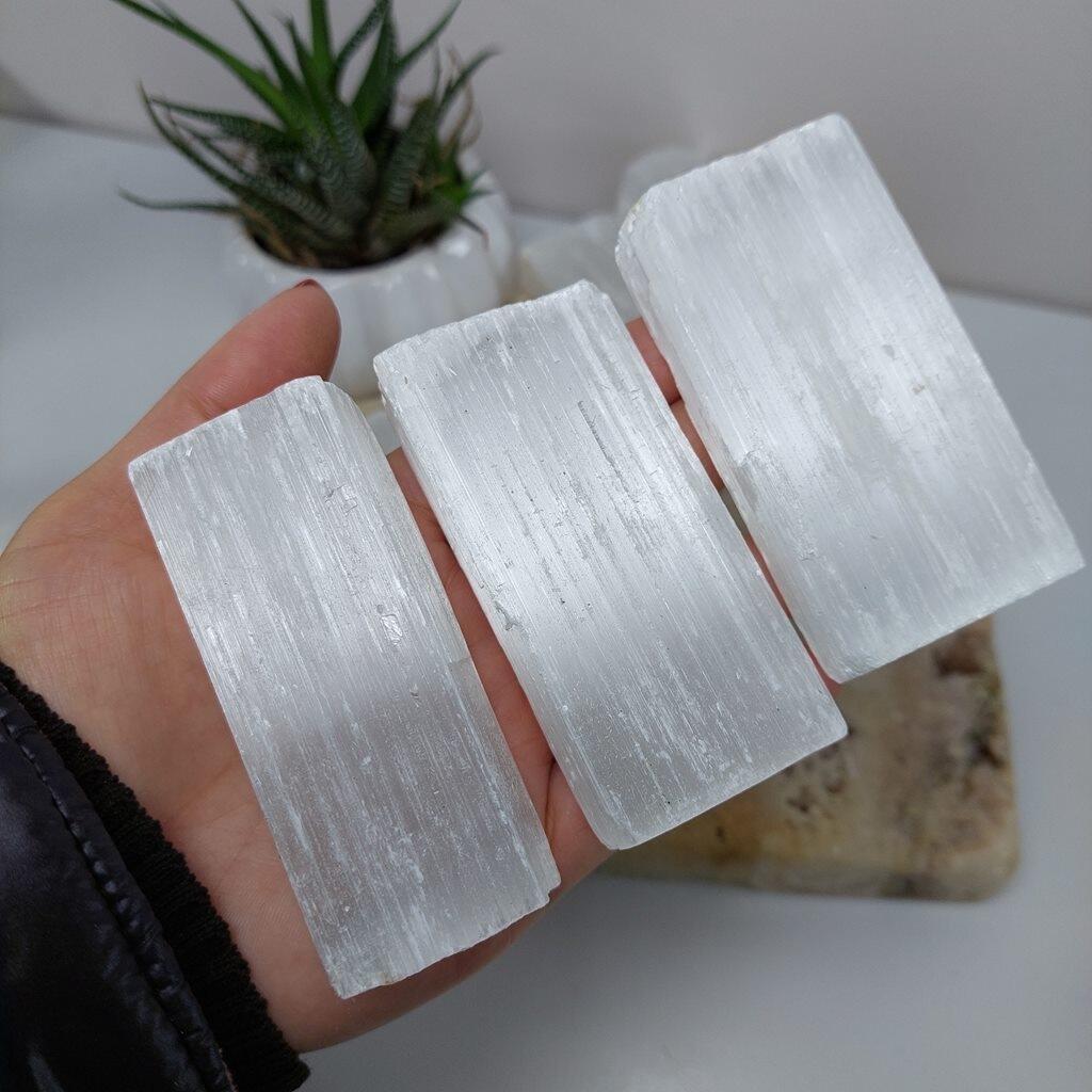 Comprar Bastão de Pedra Selenita Branca 80 a 100 gramas aprox. Unidade -  SAJ Cristais - Pedras e Cristais Naturais