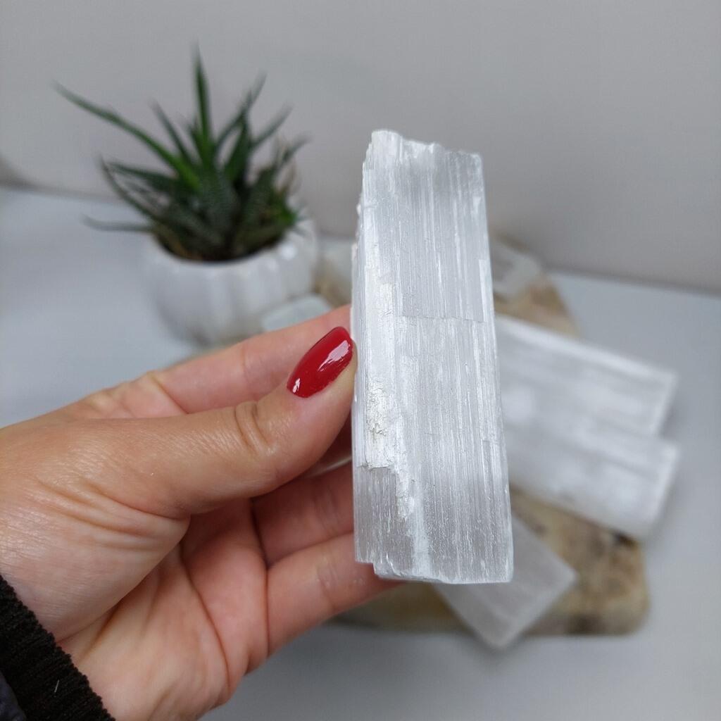 Comprar Bastão de Pedra Selenita Branca 80 a 100 gramas aprox. Unidade -  SAJ Cristais - Pedras e Cristais Naturais