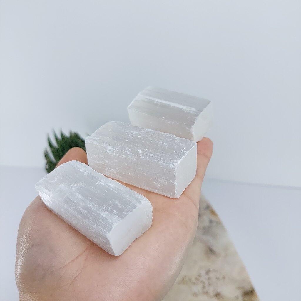 Comprar Bastão de Pedra Selenita Branca 60 a 65gramas aprox. Pequeno  (Limpeza e Purificação Energética) - a partir de R$9,40 - SAJ Cristais -  Pedras e Cristais Naturais