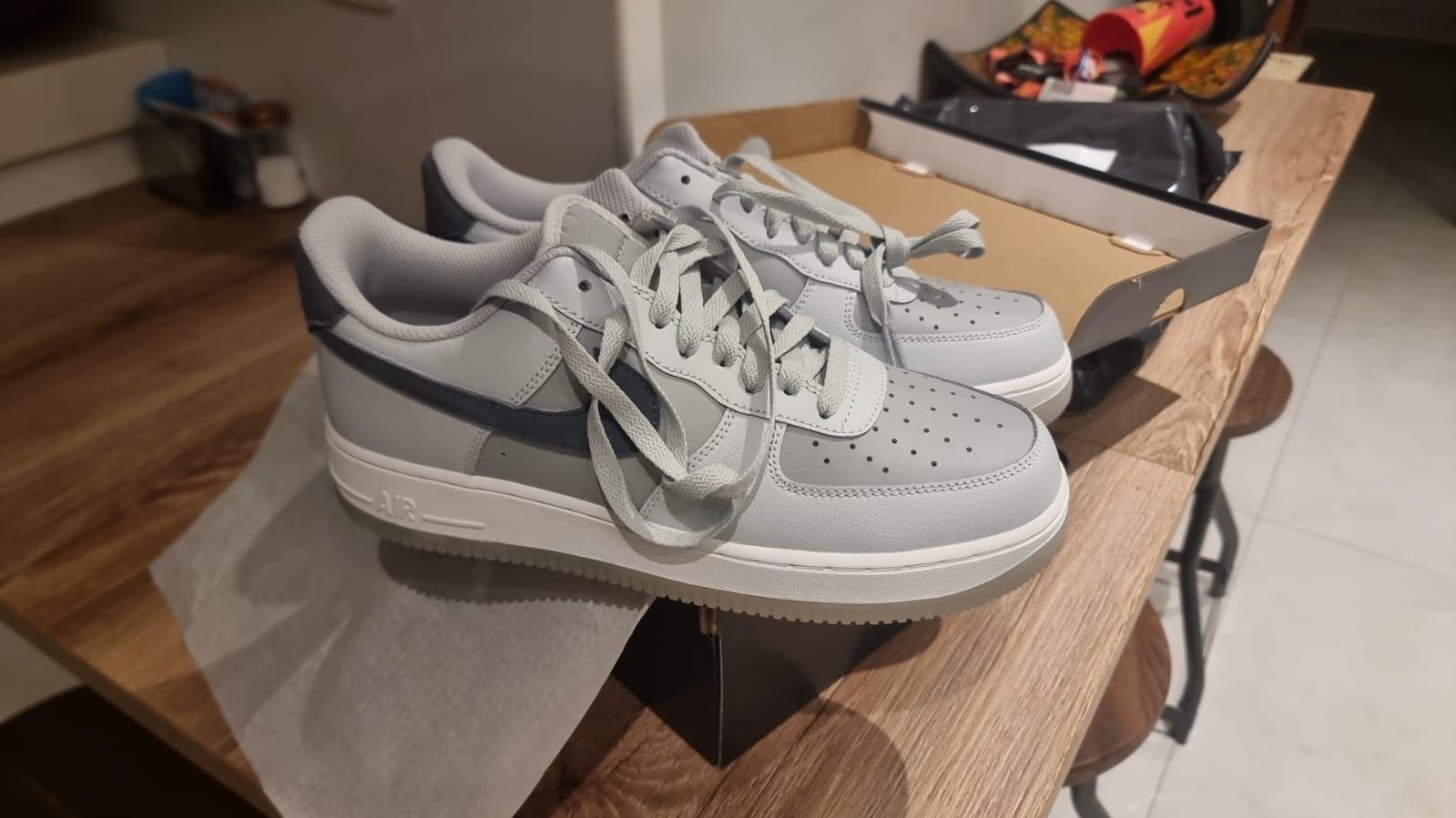 Tênis Nike Air Force 1 07 - Cinza