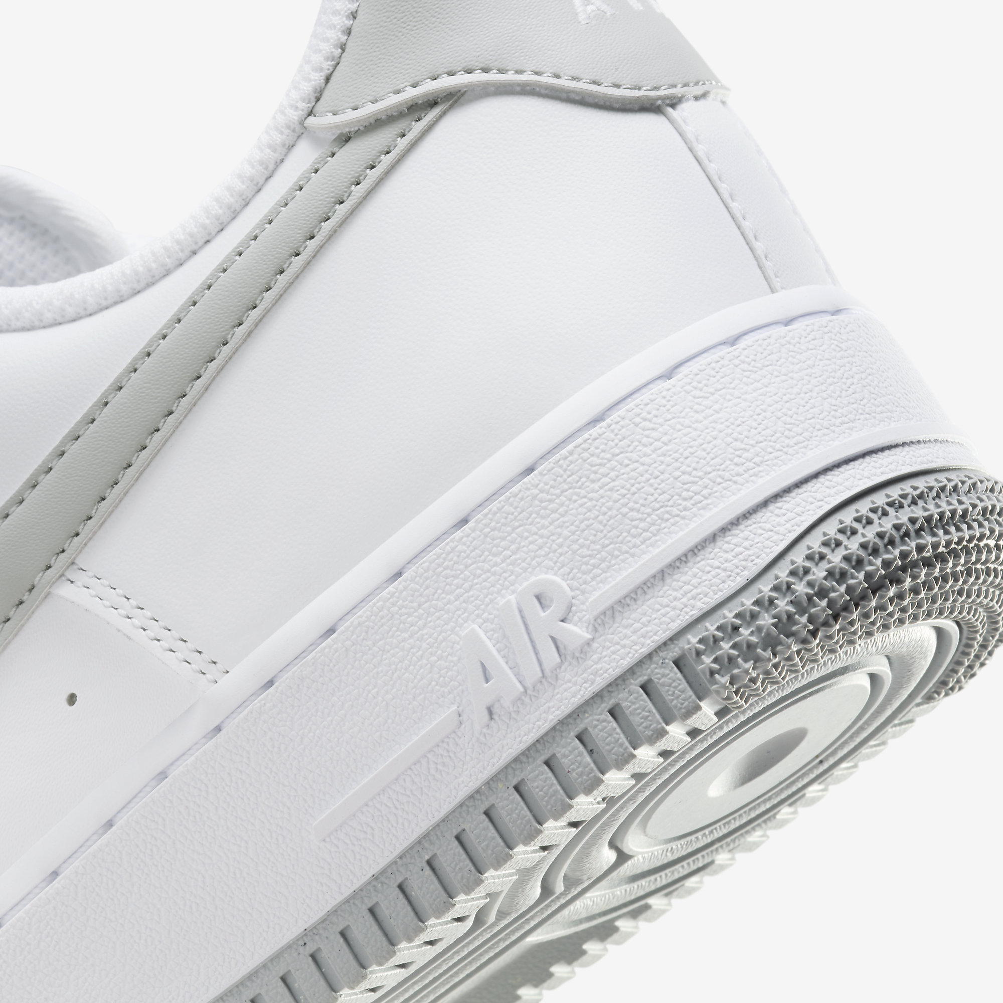 Tênis Nike Air Force 1 07 - Branco e Cinza - Sneakers New - Site