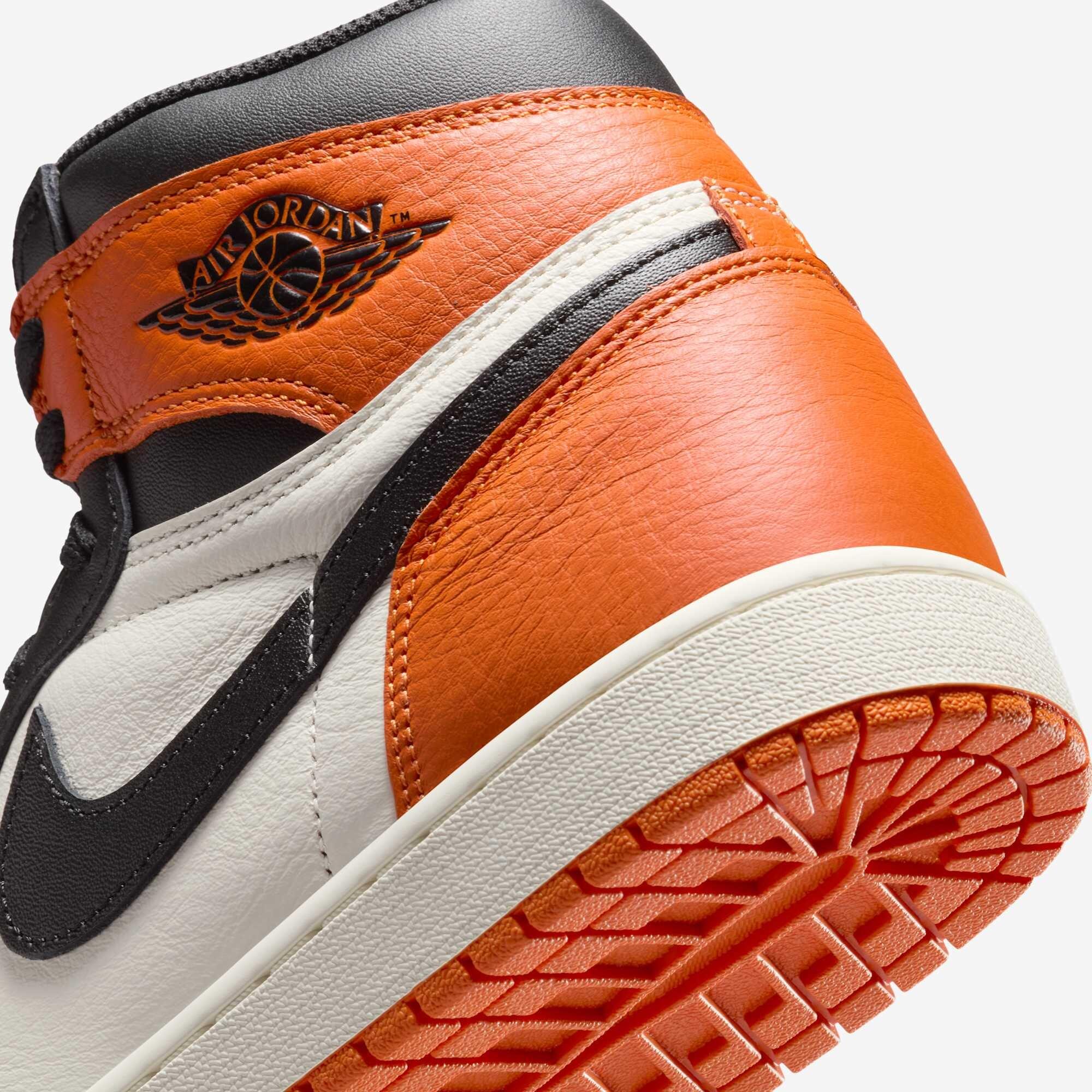 Tênis Air Jordan 1 Retro High OG - Preto e Laranja