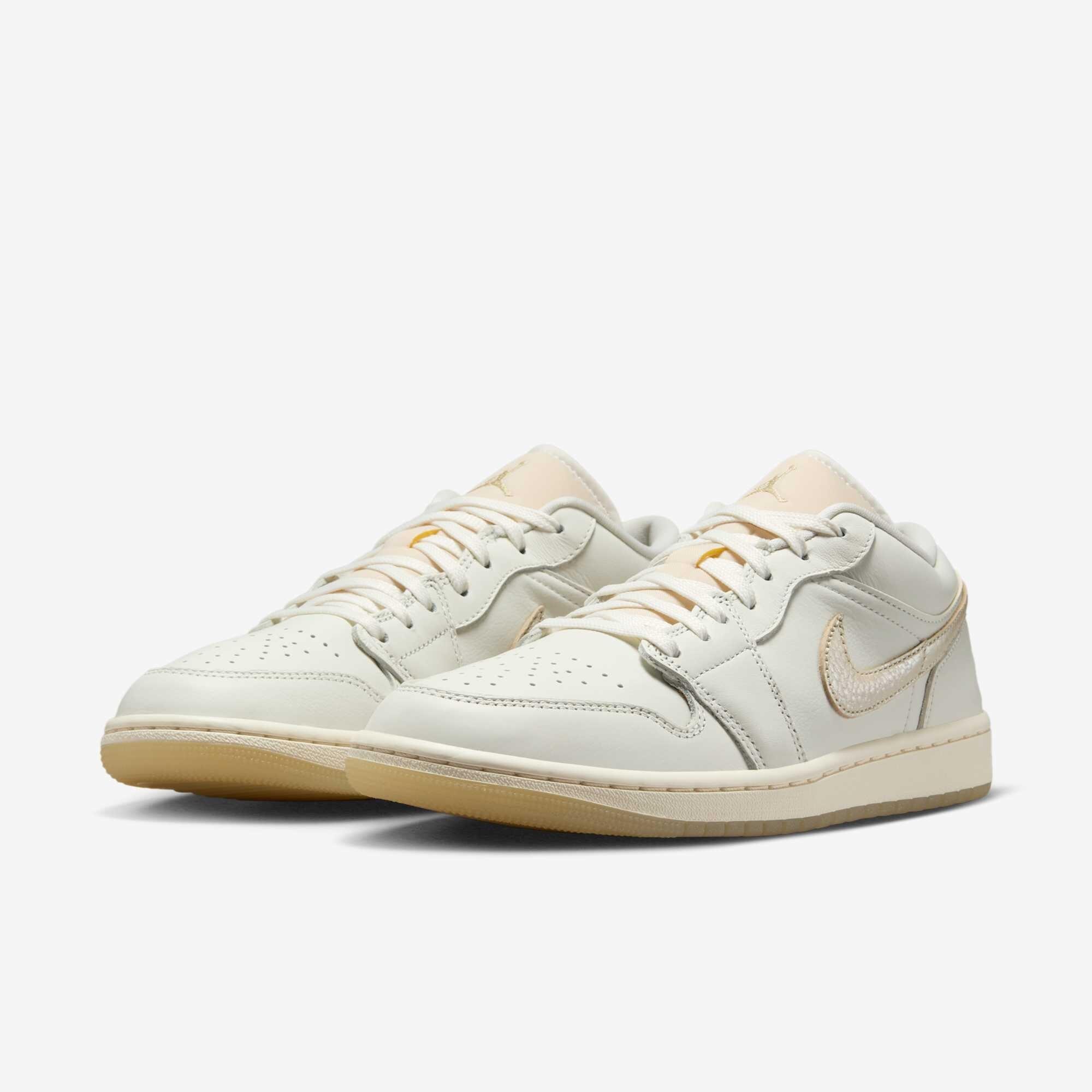 靴 NIKE Women's AIR JORDAN 1 LOW SE GOLD Tênis Air Jordan 1 Low SE Feminino Metallic Team Gold