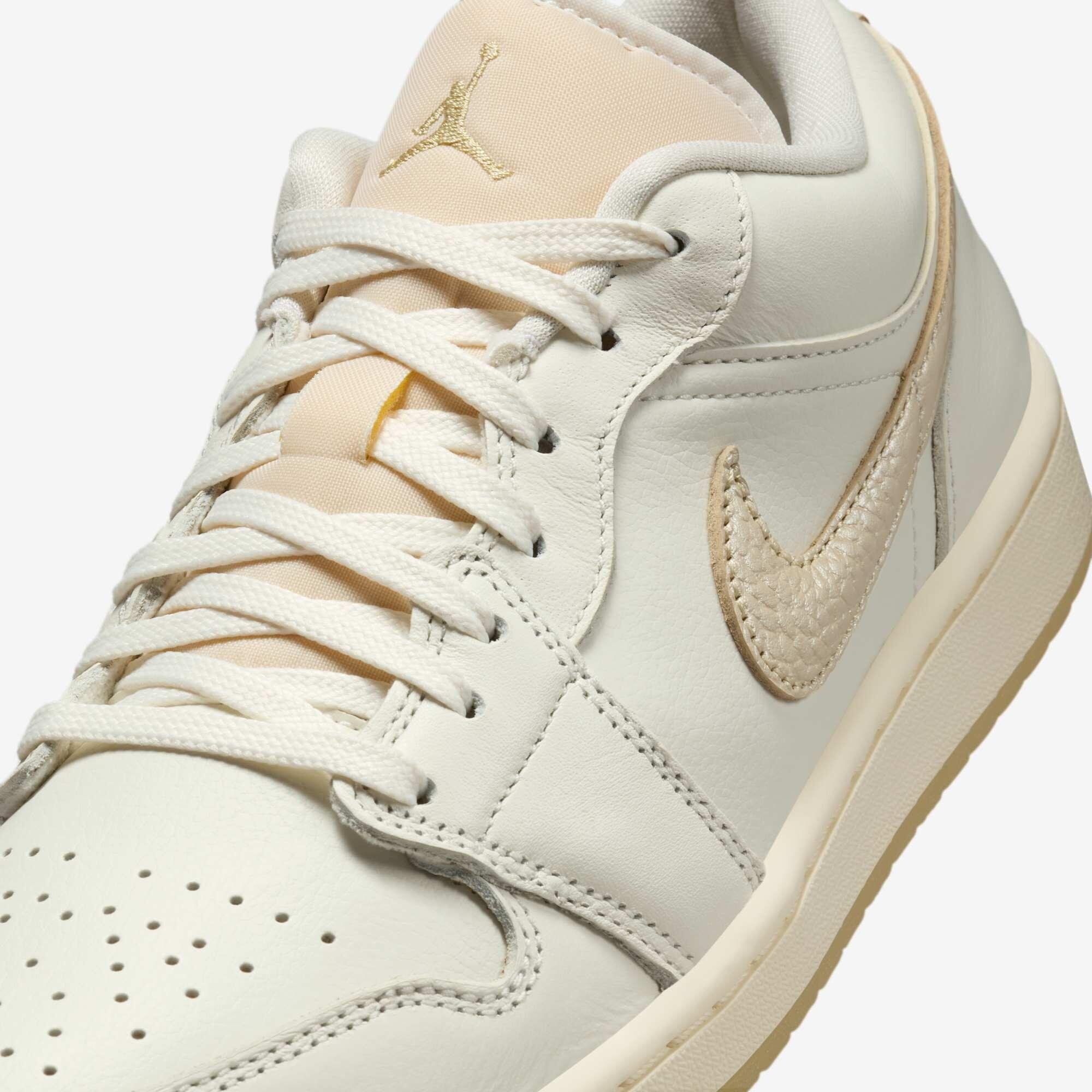 靴 NIKE Women's AIR JORDAN 1 LOW SE GOLD Tênis Air Jordan 1 Low SE Feminino Metallic Team Gold