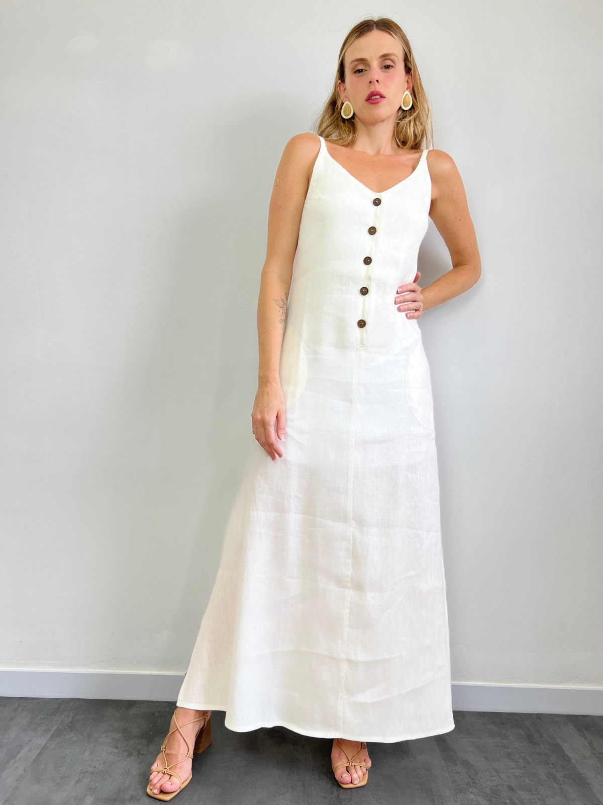Vestido Longo Linho Premium com Alças Finas e Botões Madeira a