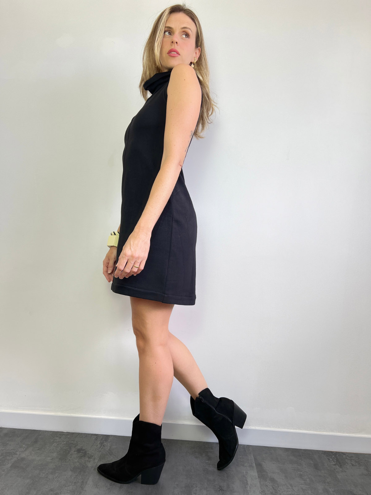 Vestido Curto de Moletom Premium Gola Alta Busto Encaixado a