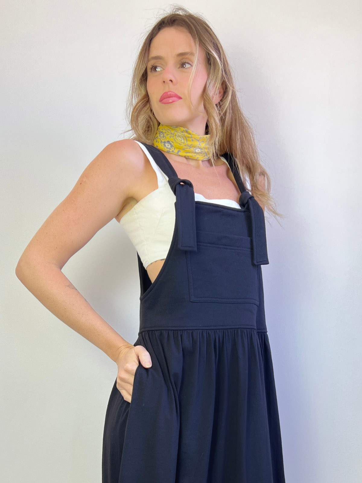 Vestido Jardineira Malha Alças Ajustáveis Saia Longa Bolsos a