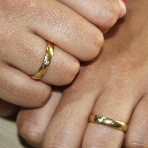 ALIANÇA CASAMENTO ANATÔMICA LISA COM PEDRA 4MM