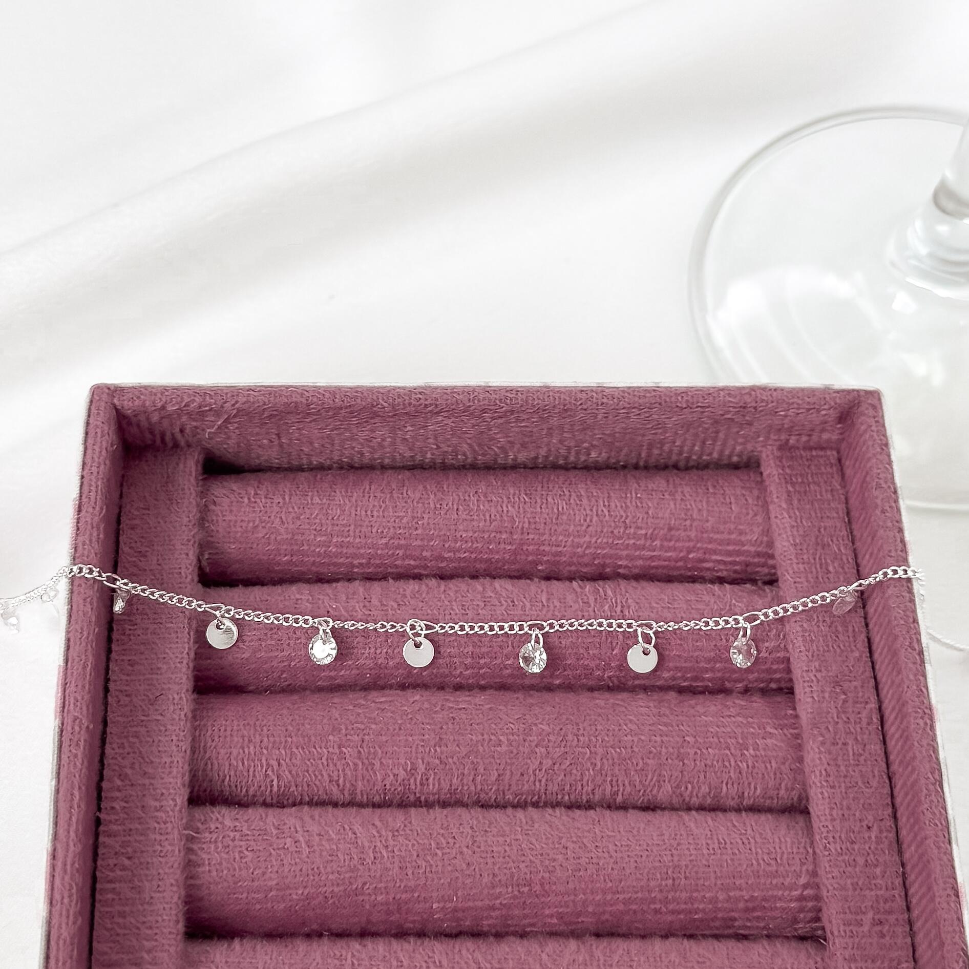 Comprar Choker Milly - Zircônias e medalhinhas - a partir de R$30,40 ...