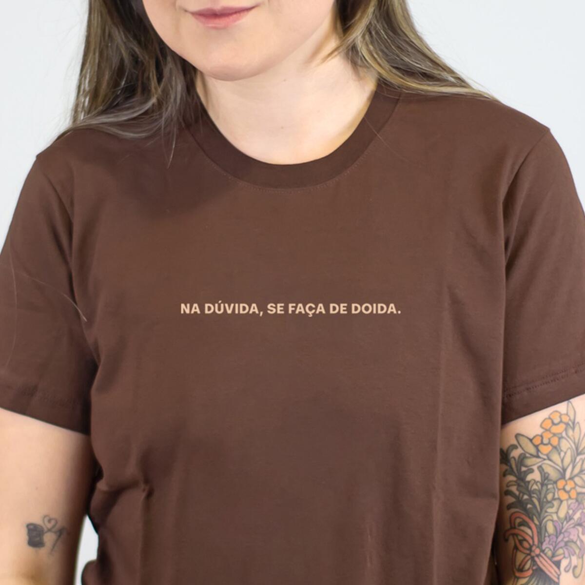 Camiseta Estampada "Na Dúvida, Se Faça de Doida" - a partir de R$104,40