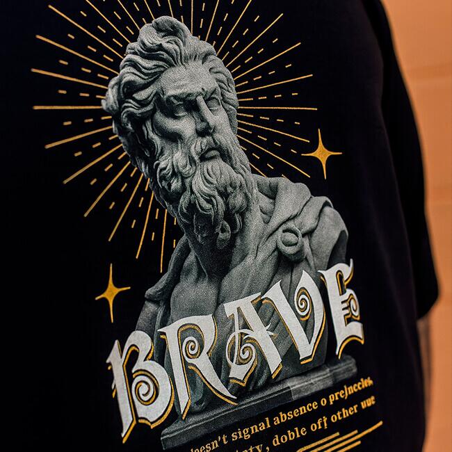 Detalhe da estampa Brave em DTF