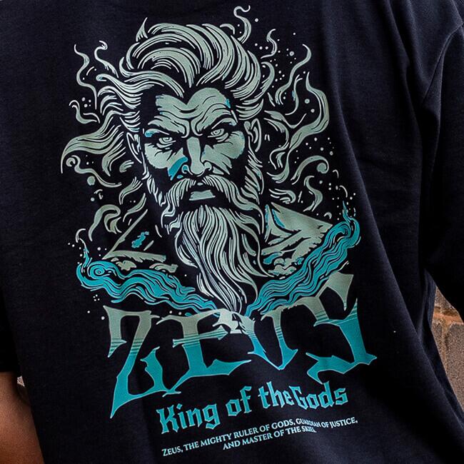 Detalhe da estampa DTF da Zeus