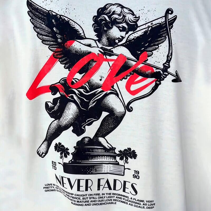 Detalhes da estampa da camiseta oversized Angel Love da Breev
