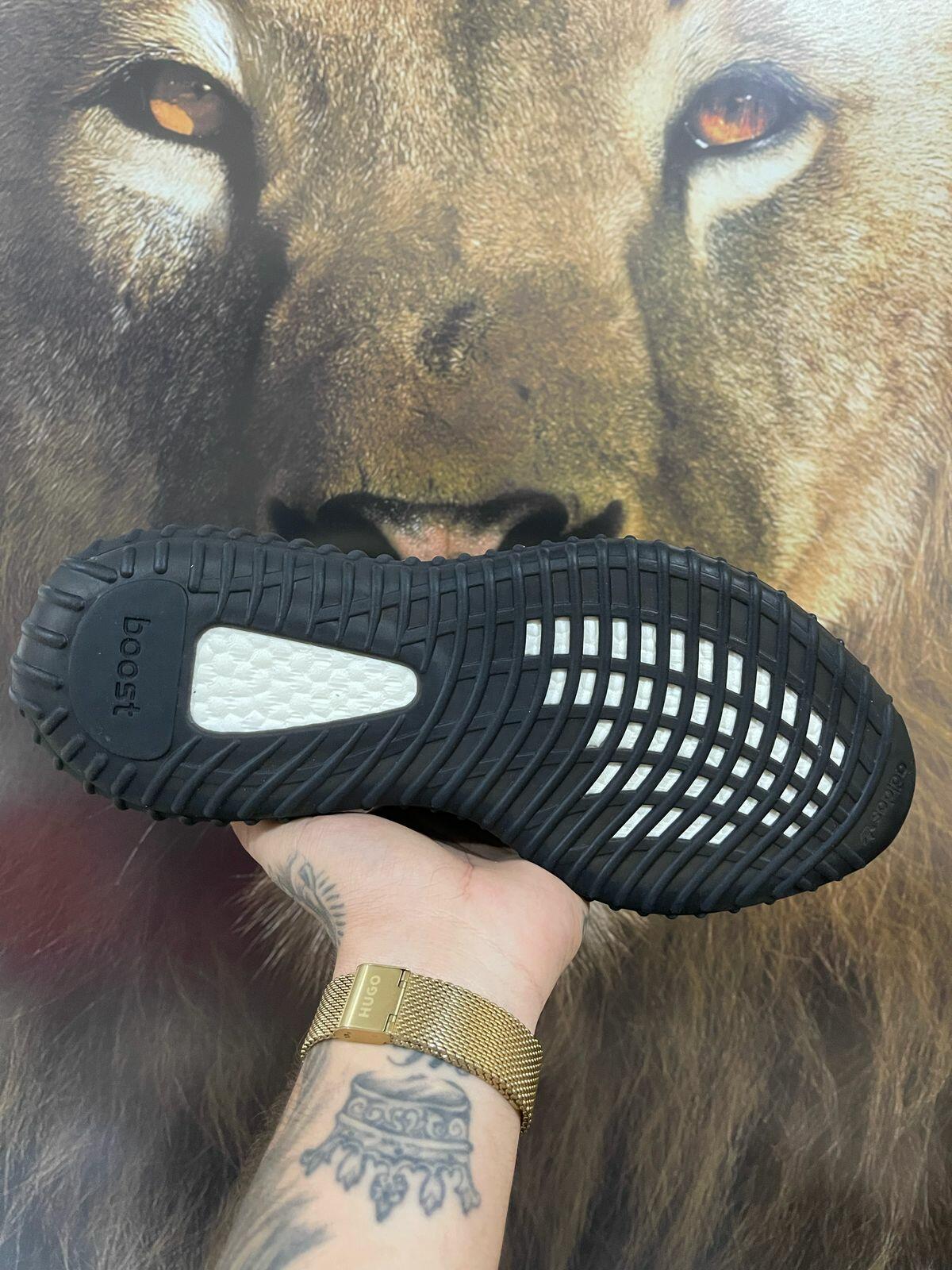 Comprar Yeezy Boost 350 v2 Core Black White - R$450,00
