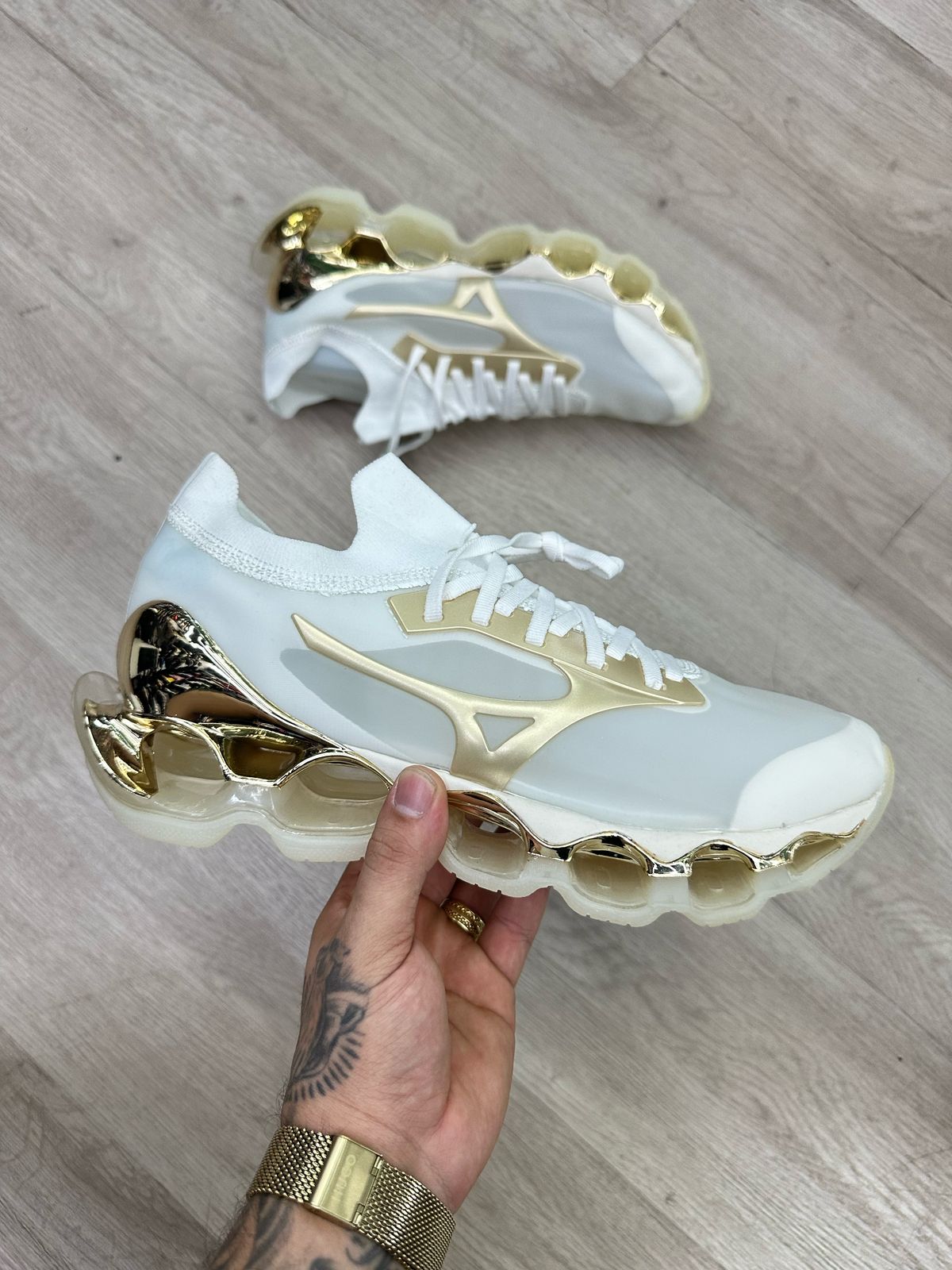 Comprar Hajime Sorayama x Mizuno Wave Prophecy 10 Gold - R$330,00