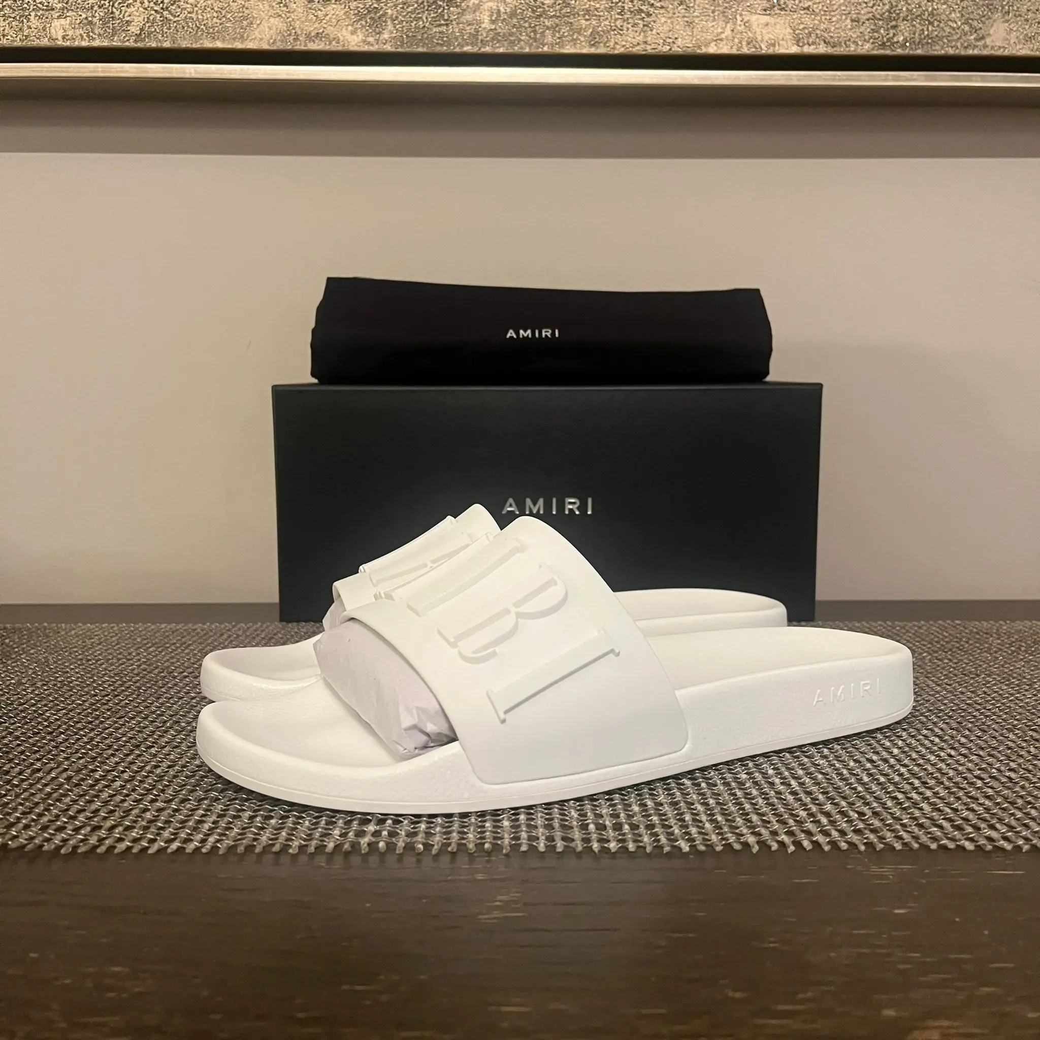 Comprar AMIRI CHINELO WHITE - R$900,00 - Brás Conceito