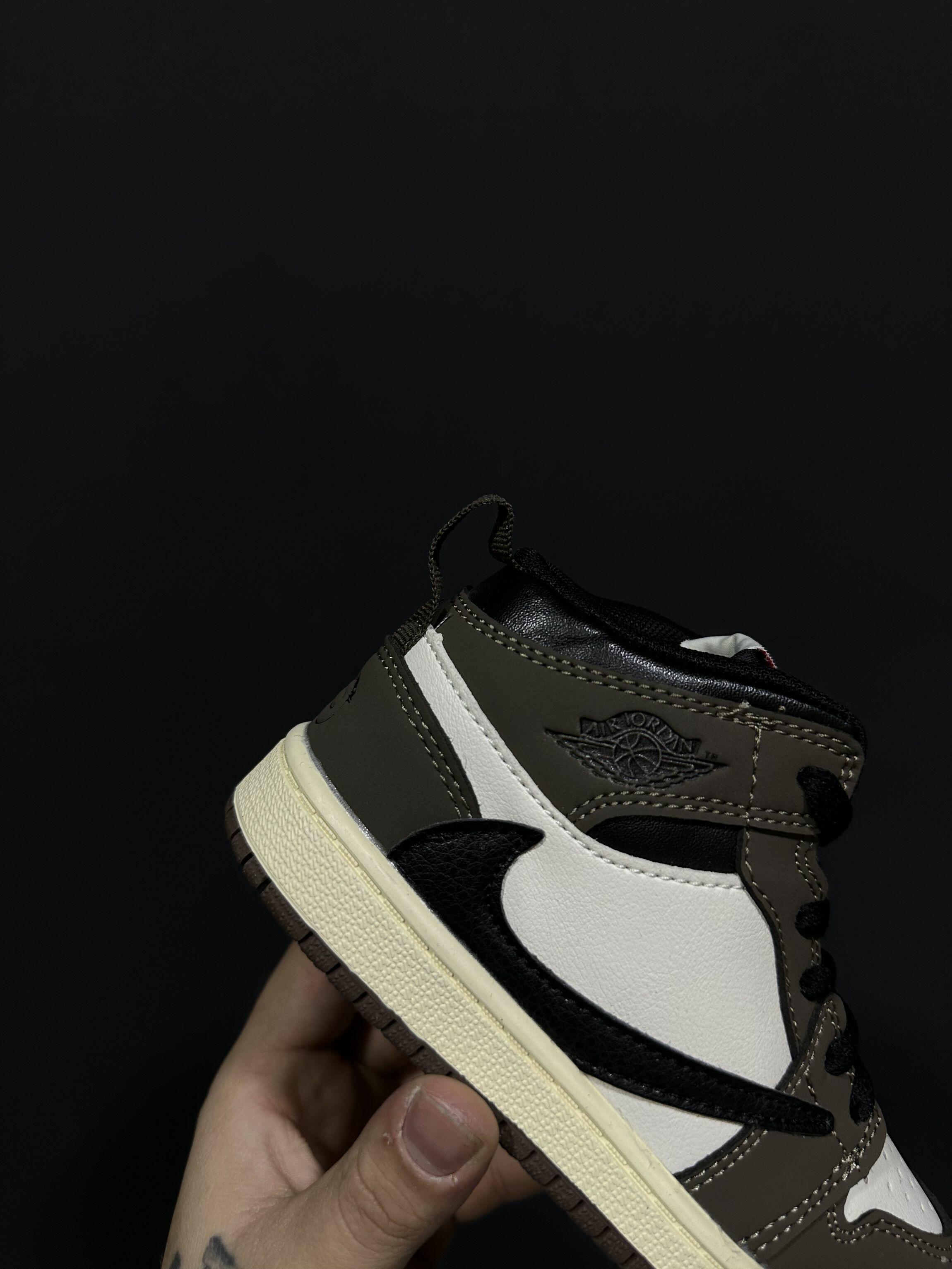 Comprar Travis Scott X Air Jordan 1 - R$800,00