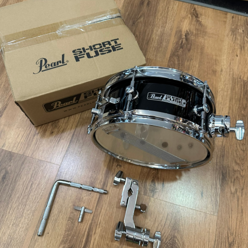 Comprar Caixa Pearl Short Fuse Black 10x4,5 + Clamp c/ Haste