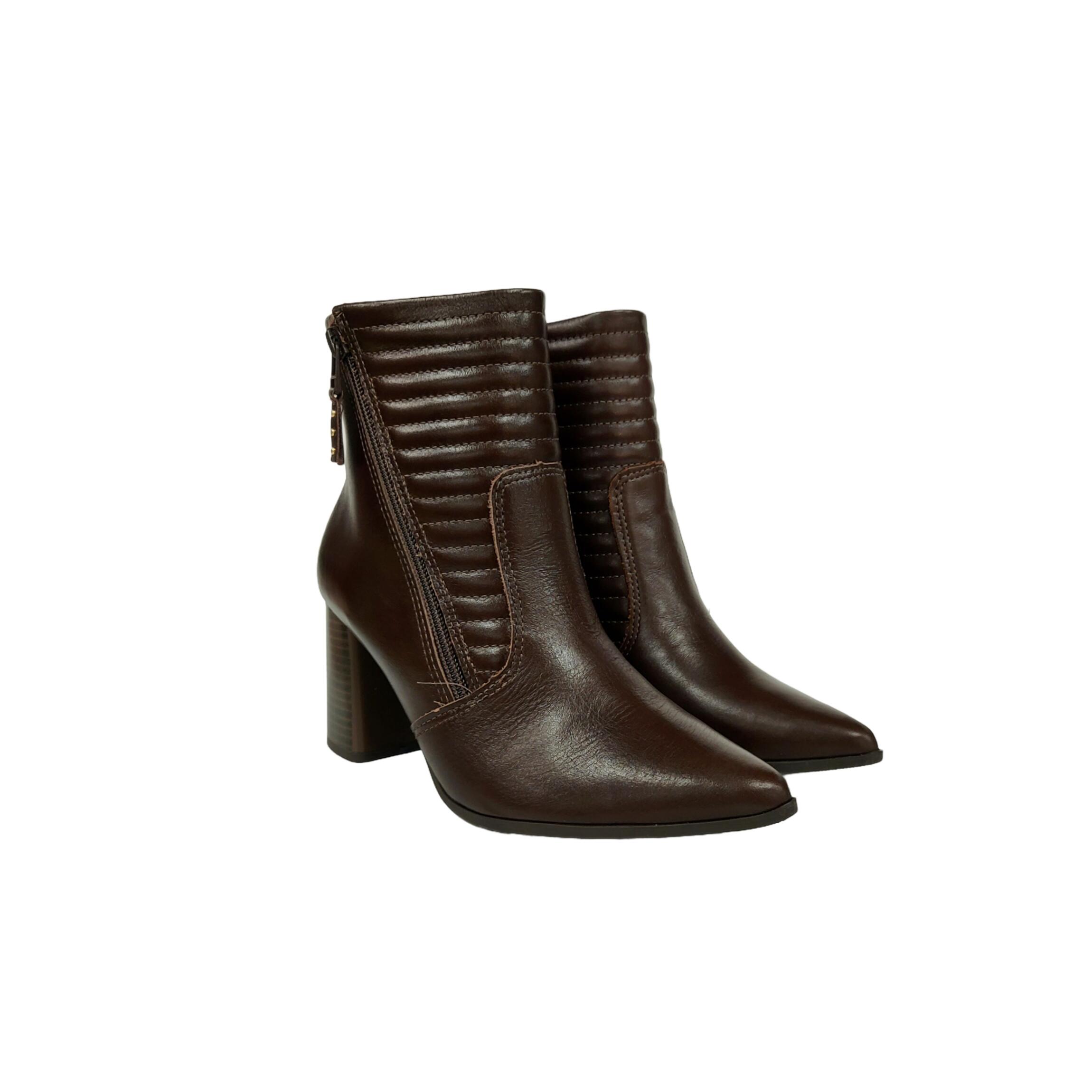 Bota Cano Curto Ramarim: Estilo e Conforto em Cada Passo!