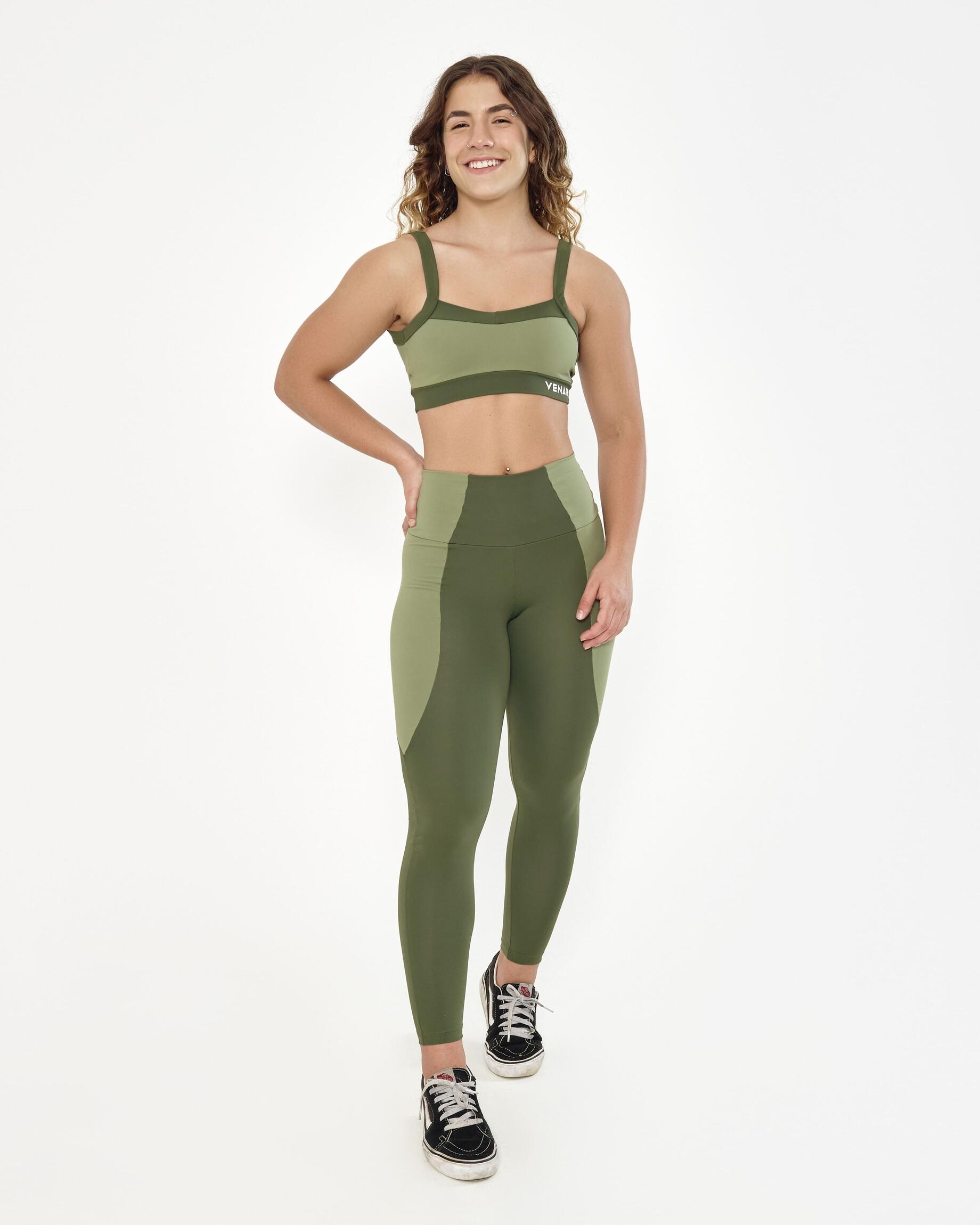 Legging fitness feminina verde com recorte e elástico vazado action