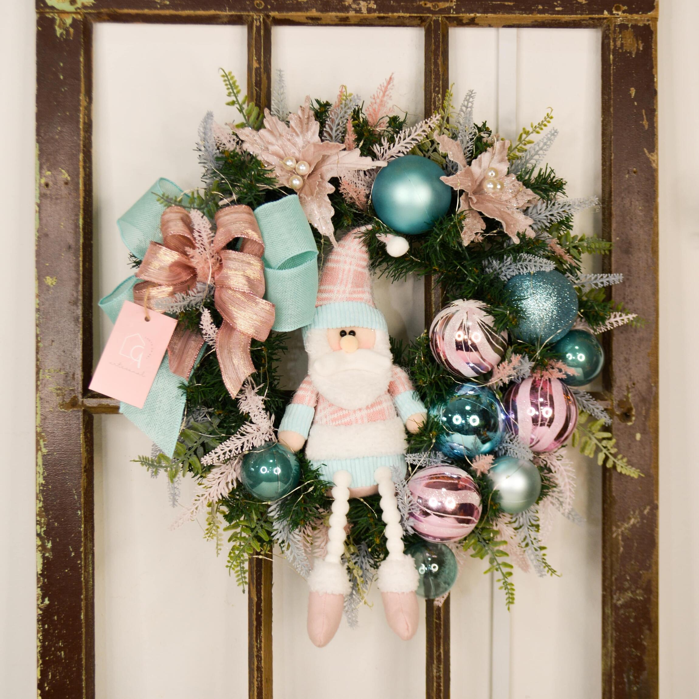 Árvore de natal decorada em tons suaves de rosa com caixas de presentes no  interior clássico